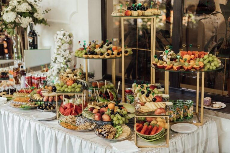 Buffet de brunch de mariage dressé avec viennoiseries, fruits frais, boissons et vaisselle élégante.